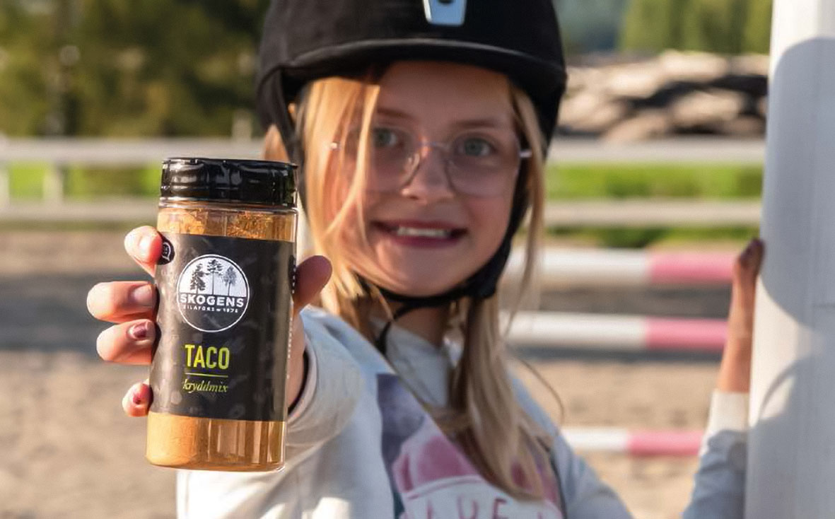 Ung tjej med en burk Taco kryddmix från Skogens