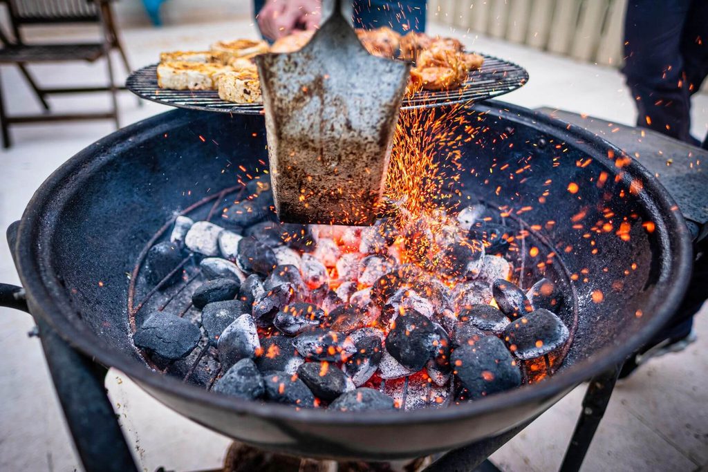 Skolklass säljer grillkol från Skogens, smarta saker att sälja till klassresan och tjäna pengar ihop