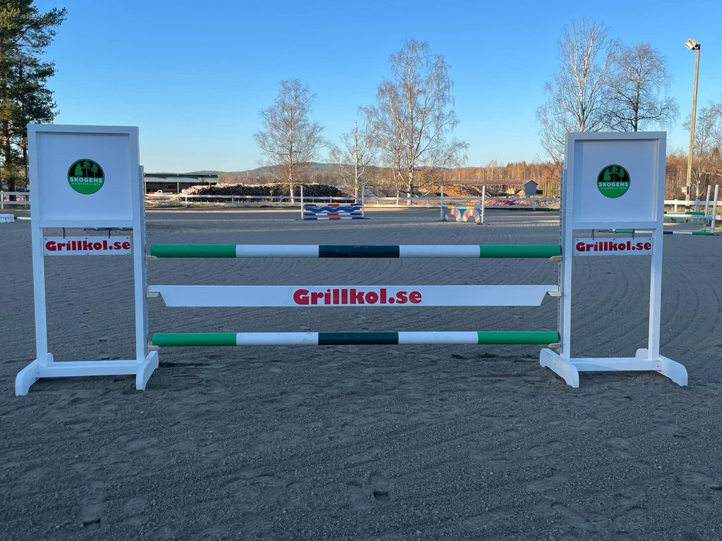 Hinder för hästhoppning. Logga för Grillkol.se och Skogens.com