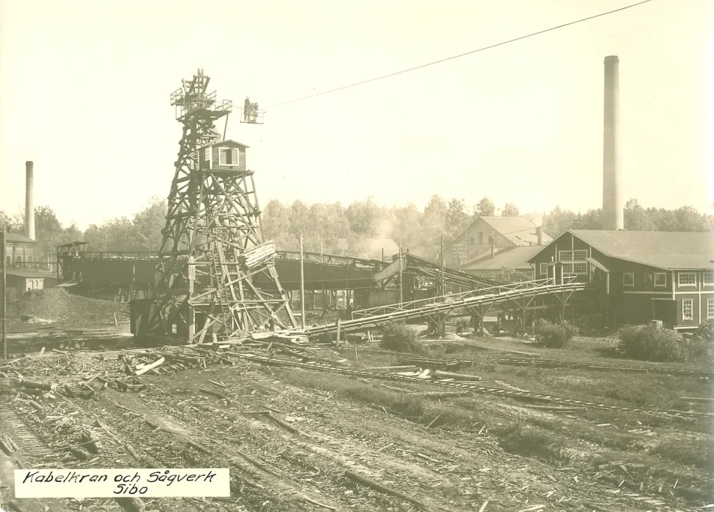 Historisk bild på kabelkranen och sågverket i Sibo.